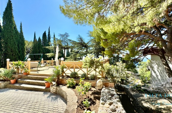 Дом у моря с личным парком, бассейном и сауной