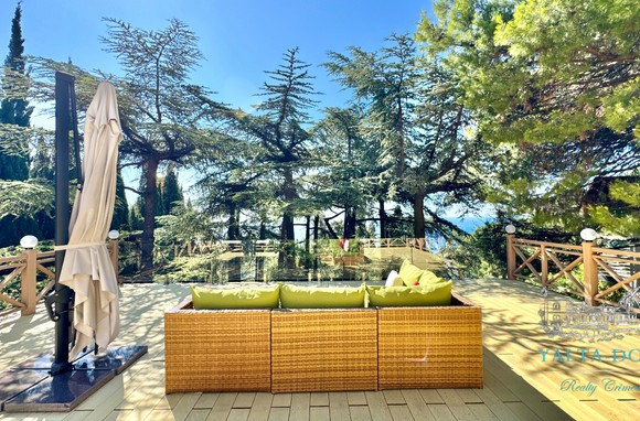 Дом у моря с личным парком, бассейном и сауной