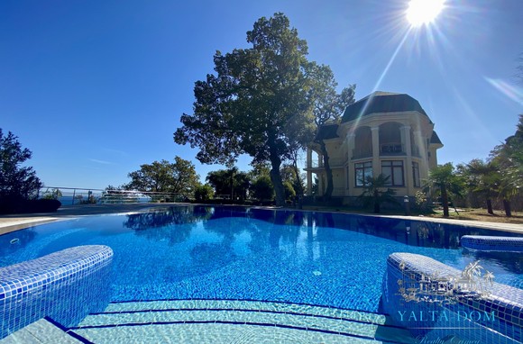 ДОМ С БАССЕЙНОМ И БЕСЕДКОЙ В ЛИВАДИИ