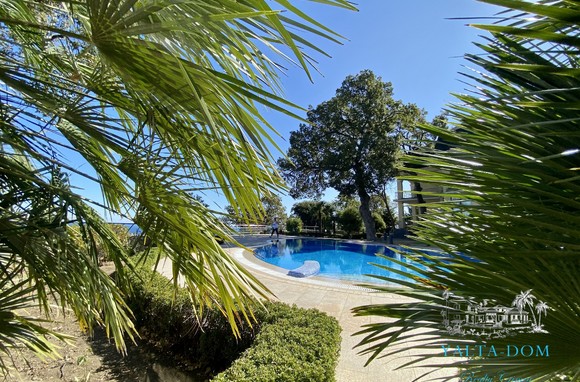 ДОМ С БАССЕЙНОМ И БЕСЕДКОЙ В ЛИВАДИИ