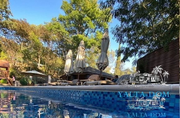 Вилла с подогреваемым бассейном в Алупке возле парка