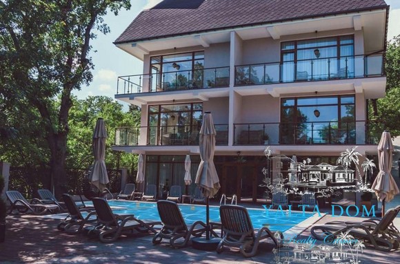 Вилла с подогреваемым бассейном в Алупке возле парка