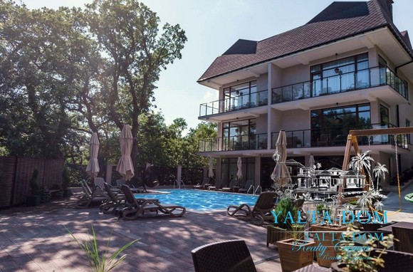 Вилла с подогреваемым бассейном в Алупке возле парка