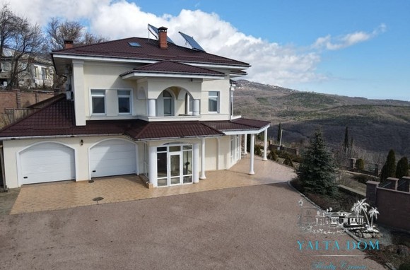 Вилла с бассейном в Алуште село Верхняя Кутузовка