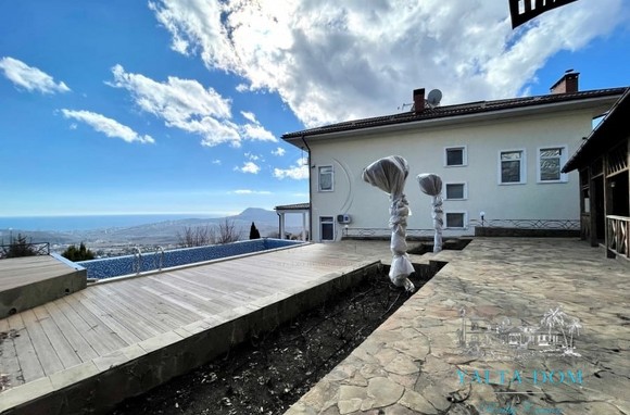 Вилла с бассейном в Алуште село Верхняя Кутузовка