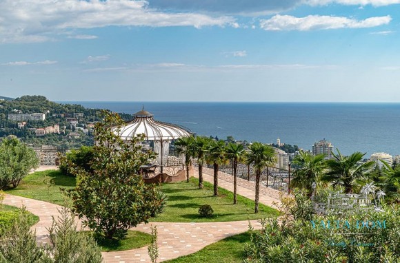 Новая трехэтажная вилла для изысканного отдыха с видом на море в Ялте