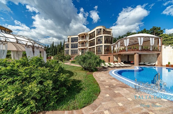 Новая трехэтажная вилла для изысканного отдыха с видом на море в Ялте