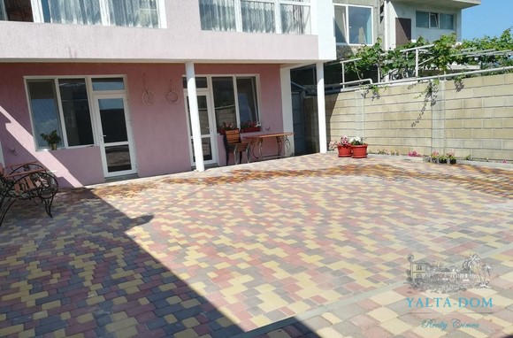 Большой комфортный трехэтажный дом в Алуште