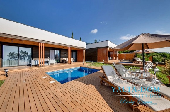 Коттедж в стиле хай-тек с бассейном и сауной на южном побережье