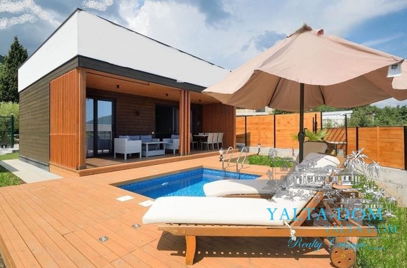 Коттедж в стиле хай-тек с бассейном и сауной на южном побережье