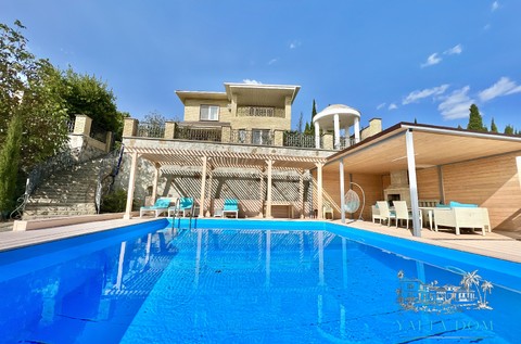 Большой дом с подогреваемым бассейном в Никите