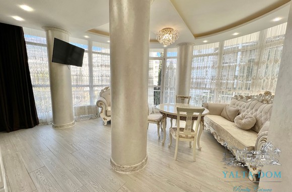 ЧЕТЫРЕХКОМНАТНАЯ КВАРТИРА В ЦЕНТРЕ ЯЛТЫ