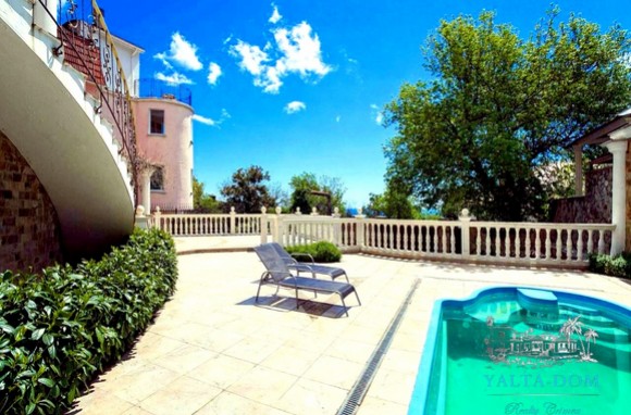 Дом с бассейном и сауной в Ялте возле Массандровского парка