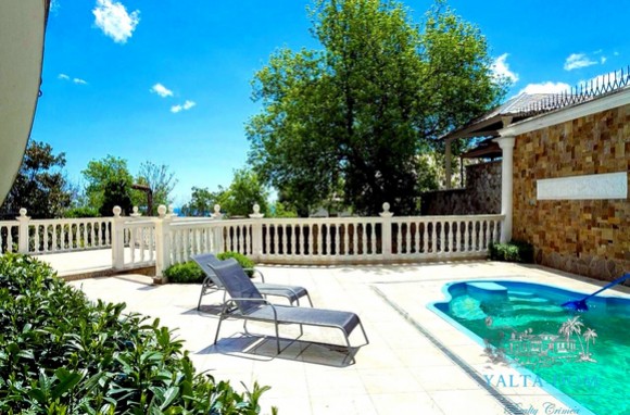 Дом с бассейном и сауной в Ялте возле Массандровского парка