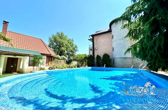 Трехэтажный дом с бассейном возле соснового леса в Ялте