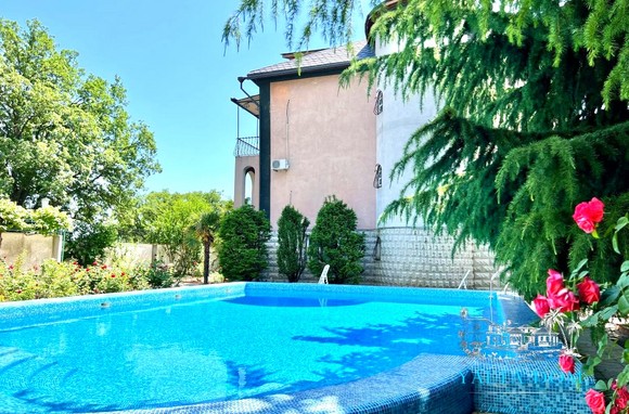 Трехэтажный дом с бассейном возле соснового леса в Ялте