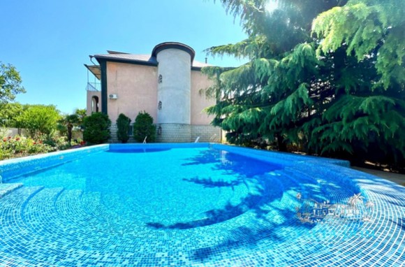 Трехэтажный дом с бассейном возле соснового леса в Ялте