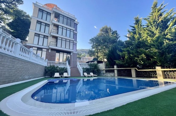 Дом c бассейном в Ялте возле заповедника