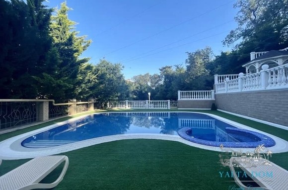 Дом c бассейном в Ялте возле заповедника