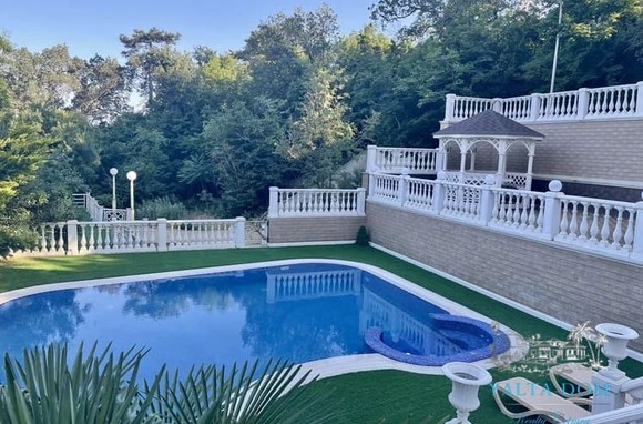 Дом c бассейном в Ялте возле заповедника