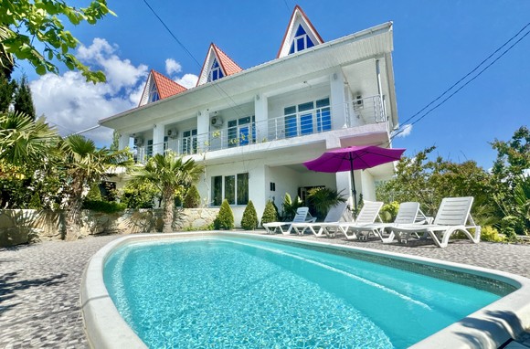 Дом с бассейном, видом на море и детской площадкой Лавровое в районе Алушты