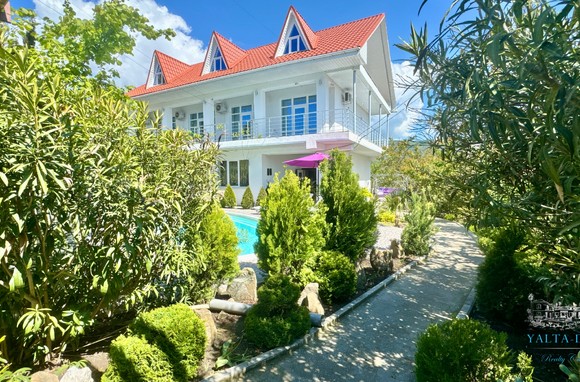 Дом с бассейном, видом на море и детской площадкой Лавровое в районе Алушты