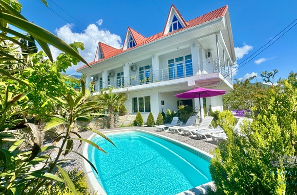 Дом с бассейном, видом на море и детской площадкой Лавровое в районе Алушты