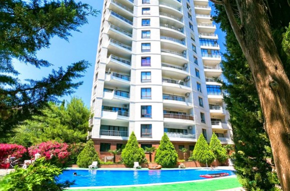Апартамент с бассейном в парковой зоне Ялты