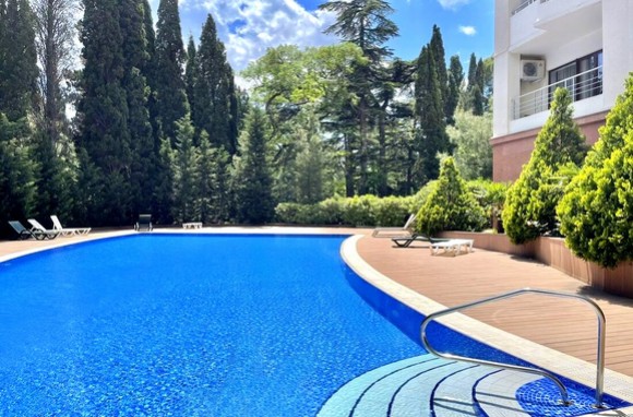 Апартамент с бассейном в парковой зоне Ялты