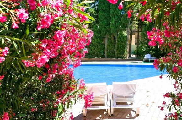 Апартамент с бассейном в парковой зоне Ялты