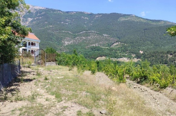 Участок 15 соток ИЖС расположен возле леса и озера в районе Виноградное Ялта