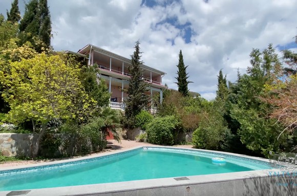 Дом с бассейном с подогревом возле леса Кипарисное Алушта