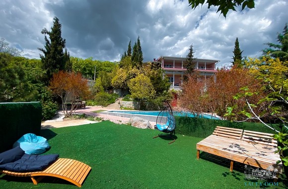 Дом с бассейном с подогревом возле леса Кипарисное Алушта