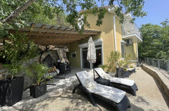 Дом с зоной отдыха близко к морю, Алушта Профессорский уголок