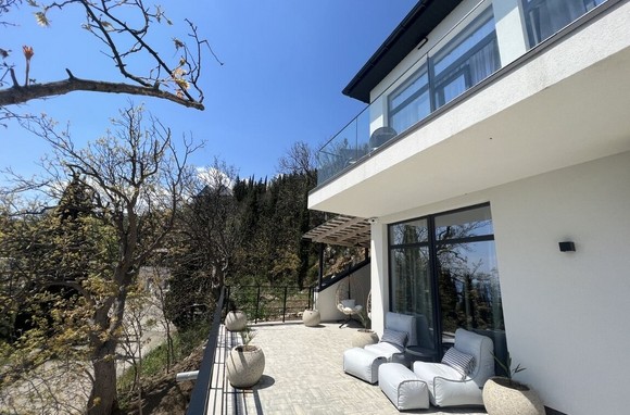 Дом в стиле Хай-Тек на берегу моря в Алуште Профессорский уголок