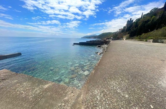 Дом в стиле Хай-Тек на берегу моря в Алуште Профессорский уголок