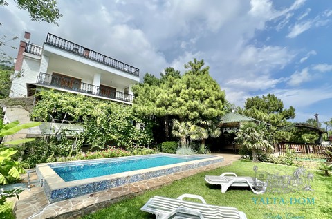 Вилла в сосновом бору возле Ялты