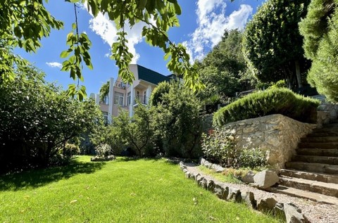 Особняк с бассейном и сауной в Никите возле Ялты