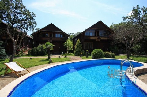 Усадьба из трех срубов c открытым бассейном и баней в Ялте