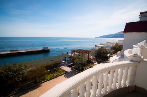 Коттедж №3 на берегу моря возле Ялты