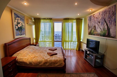 Коттедж №3 на берегу моря возле Ялты