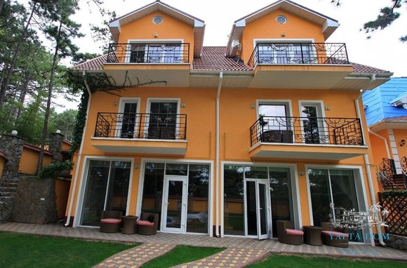 Дом в сосновом лесу район Долоссы возле Ялты