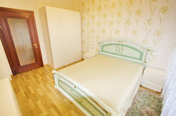 Квартира трехкомнатная в Омеге Приморский парк