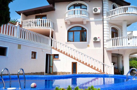 Вилла с видом на побережье Ялты